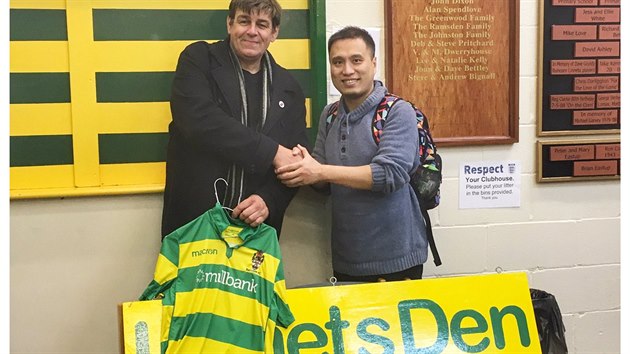 Huang Wenbin pi návtv fotbalového klubu Runcorn Linnets.