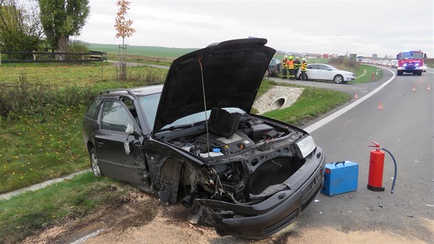 idi nedal na kiovatce pednost autu na hlavn silnici, to po srce skonilo v pkopu a narazilo do betonovho mostku.