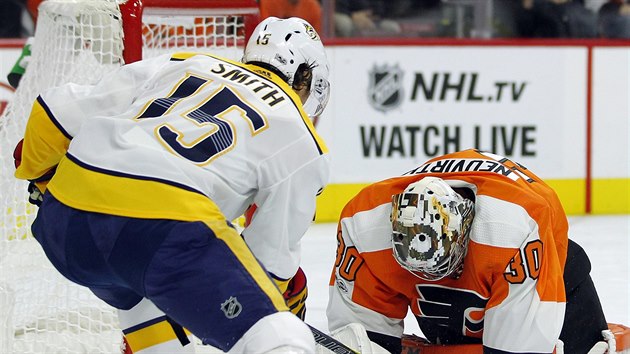 Michal Neuvirth z Philadelphie zastavil puk ped Craigem Smithem z Nashvillu.