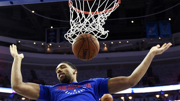 Jahlil Okafor z Philadelphie smeuje bhem rozcviovn.