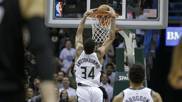 Janis Adetokunbo z Milwaukee touto sme rozhodl duel s Portlandem.