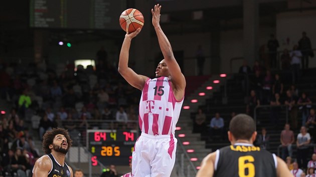 Malcolm Hill z Telekomu Bonn stl na ko Ostende, sleduj ho Jean Marc Mwema (vlevo) a Elias Lasisi.