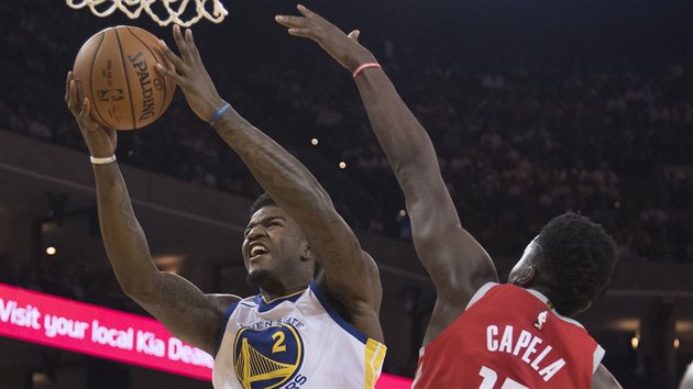 Jordan Bell (vlevo) z Golden State se sna zakonit pes Clinta Capelu z Houstonu.