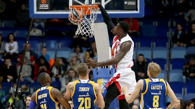 Mathias Lessort z Crven zvezdy Blehrad smeuje do koe Chimek.