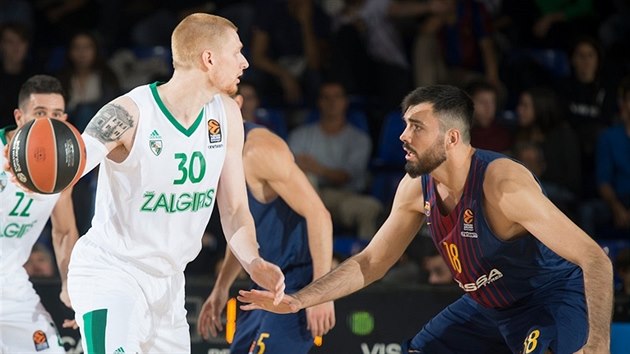 Aaron White (vlevo) ze algirisu Kaunas proti Pierru Oriolovi z Barcelony.