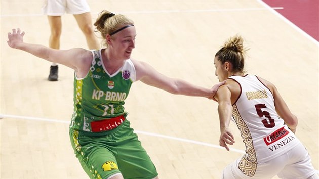Debora Carangelov� (vpravo) z Ben�tek unik� Barbo�e Holubov� z KP Brno.