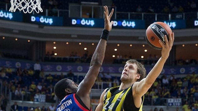 Jan Vesel (vpravo) z Fenerbahce Istanbul zakonuje pes Bryanta Dunstona z Anadolu Efes Istanbul.