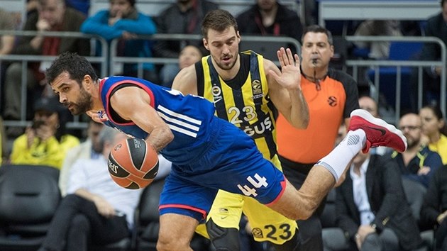 Krunoslav Simon (vlevo) z Anadolu Efes Istanbul pepadv pes nohu Marka Gudurie z Fenerbahce.