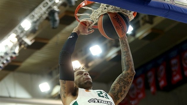 Zach Auguste z Panathinaikosu smeuje proti CSKA Moskva.