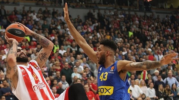 Pero Anti� (vlevo) z Crven� zvezdy B�lehrad st��l� p�es Jonaha Boldena z Maccabi Tel Aviv.