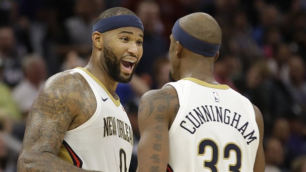 DeMarcus Cousins a Dante Cunningham z New Orleans se raduj.