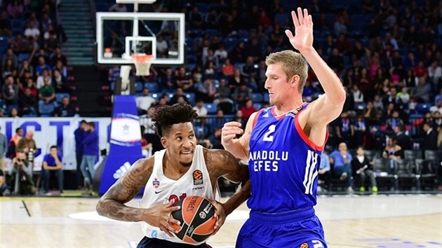 Justin Doellman (vpravo) z Anadolu Efes Istanbul brn Willa Clyburna z CSKA Moskva.