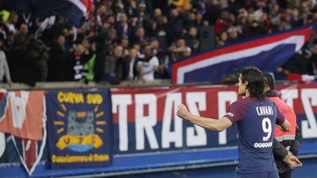 Edinson Cavani z Paris-Saint-Germain slav svj gl proti Nice.