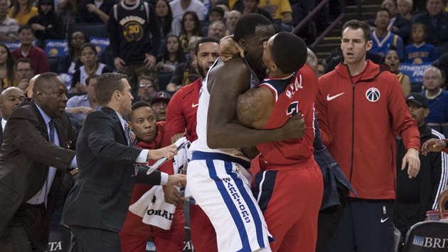 Bradley Beal (vpravo) z Washingtonu a Draymond Green z Golden State pedvedli klasickou NBA rvaku. Washingtont treni se sna zabrnit nhradnkm, aby se zapojili.