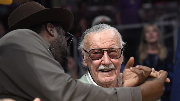 Stan Lee a will.i.am si uvaj zpas LA Lakers s Torontem.