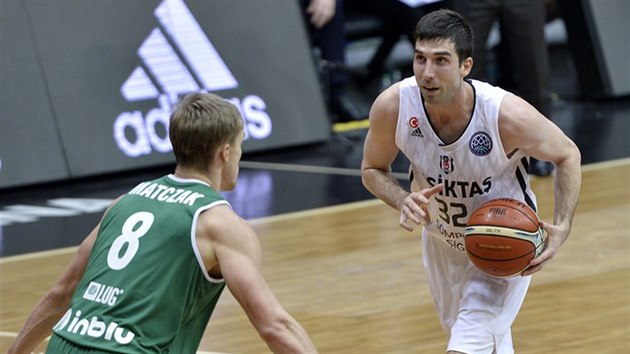 Jon Diebler (vpravo) z Besiktase Istanbul v utkn se Zielonou Grou.