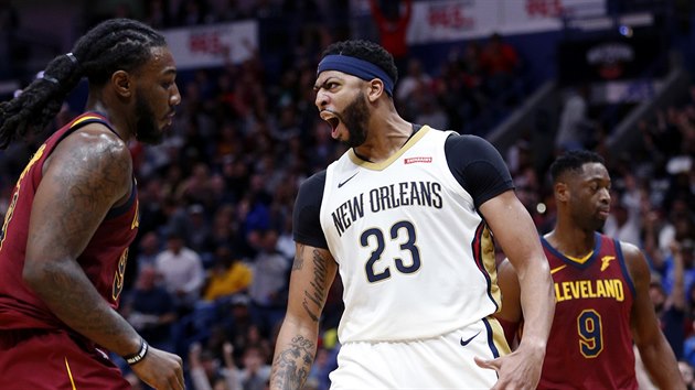 Anthony Davis z New Orleans slav svou sme proti Clevelandu, vlevo Jae Crowder, vpravo Dwyane Wade.