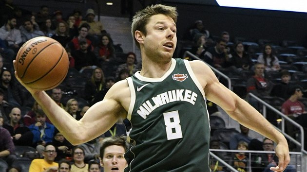 Matthew Dellavedova z Milwaukee pihrv v duelu s Atlantou.