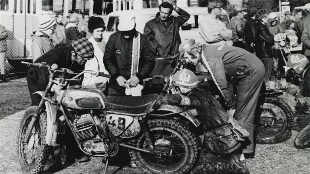 V roce 1972 do slavnho motocyklovho zvodu estidenn vyjelo v Krkonoch 379 jezdc.