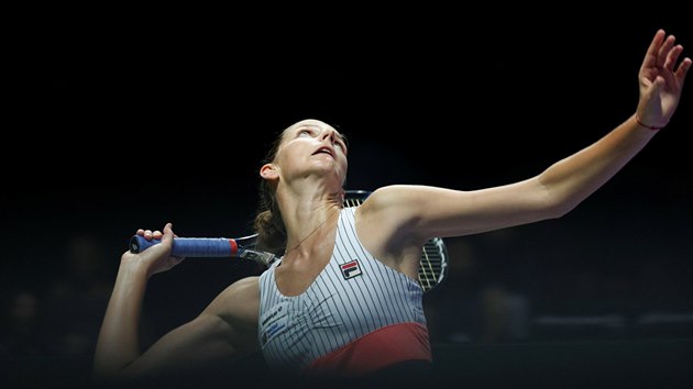 esk tenistka Karolna Plkov servruje na Turrnaji mistry.