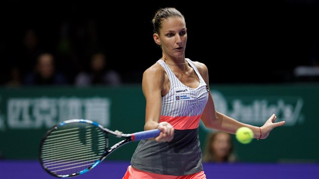 esk tenistka Karolna Plkov hraje forhendem na singapurskm Turnaji mistry.