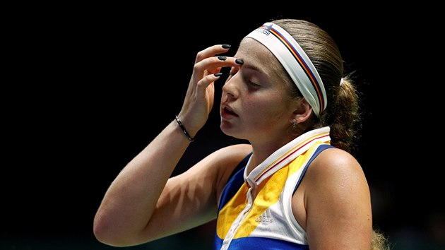 To se nepovedlo. Lotysk teniska Jelena Ostapenkov lituje pokaenho deru proti Karoln Plkov na Turnaji mistry.