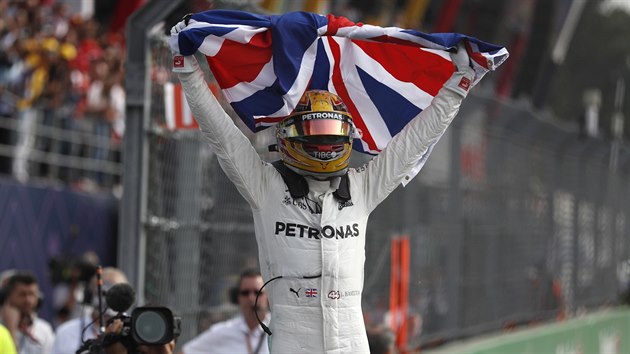 Lewis Hamilton slav tvrt titul mistra svta ve formuli 1.