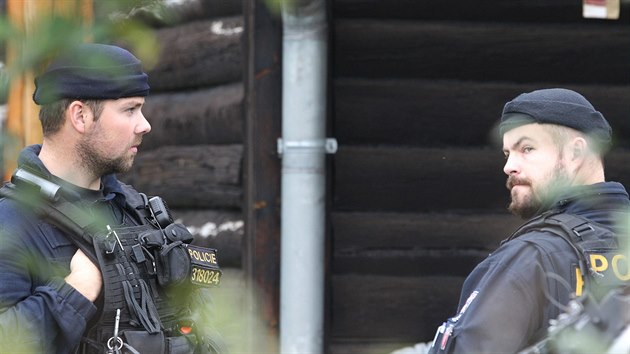 Policist u rekonstrukce vrady ped chalupou v Doubici.