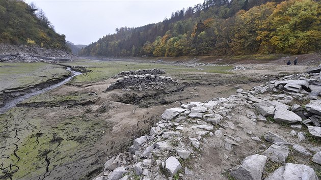 Leton sucho na Znojemsku a v povod Dyje nad Vranovskou pehradou zpsobilo, e u od kvtna kles hladina pehrady. Dky tomu se po vce ne 20 letech objevily nad hladinou zklady dom zatopen vesnice Btov a tak hromada kamen, kter zbyla po odstelu kostela.