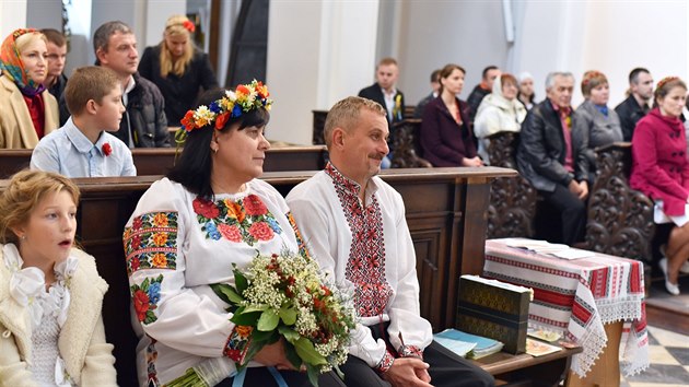 Radek a Hana Kaparovt se dky projektu umlkyn Kateiny ed vzali, jako kdyby byli Ukrajinci . A dostali i chlb korovaj.