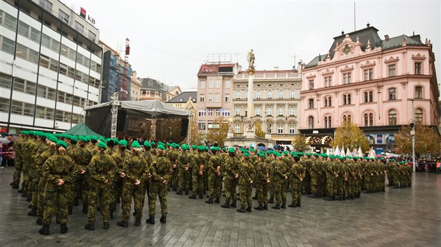 Psahu sloili nov vojci na nmst Svobody v Brn. Obvykle se tento slavnostn akt kon na Praskm hrad.