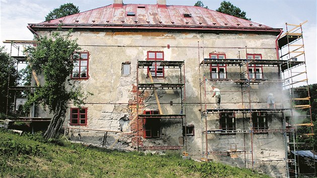Bývalá fara v Horním Maršově se podle starých zápisů během své dlouhé existence mnohokrát nacházela v neutěšeném stavu. 