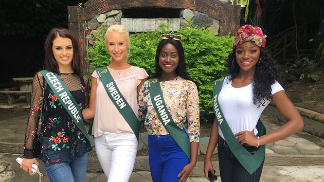 Česká Miss Earth 2017 Iva Uchytilová s dalšími finalistkami světové soutěže krásy