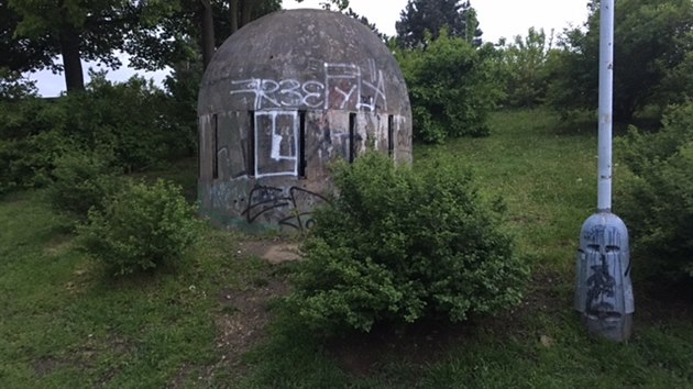 Původní podoba větrání starého bunkru v parku u Nuselského mostu.
