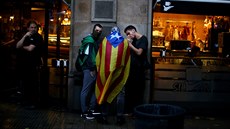 Katalánsko protestuje proti zadrení dvou separatistických lídr (19. íjna...