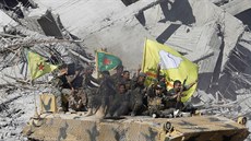 Kurdské jednotky oslavují poráku IS v Rakká (17. íjna 2017)