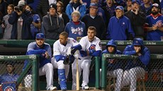 Baseballisté Chicaga a jejich fanoušci znepokojeně sledují průběh zápasu s Los...