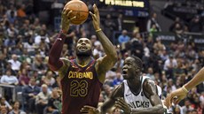 LeBron James z Clevelandu stílí za dohledu Thona Makera  z Milwaukee.