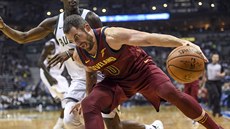 Kevin Love z Clevelandu se zkouí protlait pes Tonyho Snella z Milwaukee.