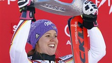 Viktoria Rebensburgová s trofejí pro vítzku obího slalomu v Söldenu.