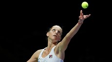 Tenistka Karolína Plíšková podává v úvodním duelu Turnaje mistryň v Singapuru.