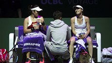 Tenistka Martina Hingisová (vpravo) po boku Chan Yung-jan v semifinále tyhry...