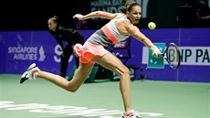 Tenistka Karolína Plíková returnuje bhem semifinále Turnaje mistry.
