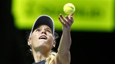 Tenistka Caroline Wozniacká podává bhem finále Turnaje mistry.