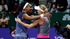 Venus Williamsová (vlevo) gratuluje Caroline Wozniacké k vítzství na Turnaji...