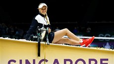 Tenistka Caroline Wozniacká s trofejí Billy Jean Kingové pro vítzku Turnaje...