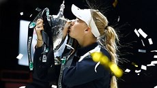 Tenistka Caroline Wozniacká s trofejí Billy Jean Kingové pro vítzku Turnaje...