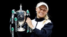 Tenistka Caroline Wozniacká s trofejí pro vítězku Turnaje mistryň.