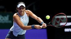 Caroline Garciaová odráí úder Dánky Wozniacké na Turnaji mistry v Singapuru.