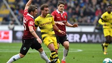 Mario Götze z Borussie Drtmund se snaí prosmýknout mezi hrái Hannoveru.